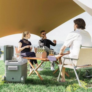 Grüne Outsunny Kühlbox aus Kunststoff mit Rädern, offen mit Getränken, beim Camping. Mobil für Ausflüge.