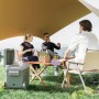 Grüne Outsunny Kühlbox aus Kunststoff mit Rädern, offen mit Getränken, beim Camping. Mobil für Ausflüge.