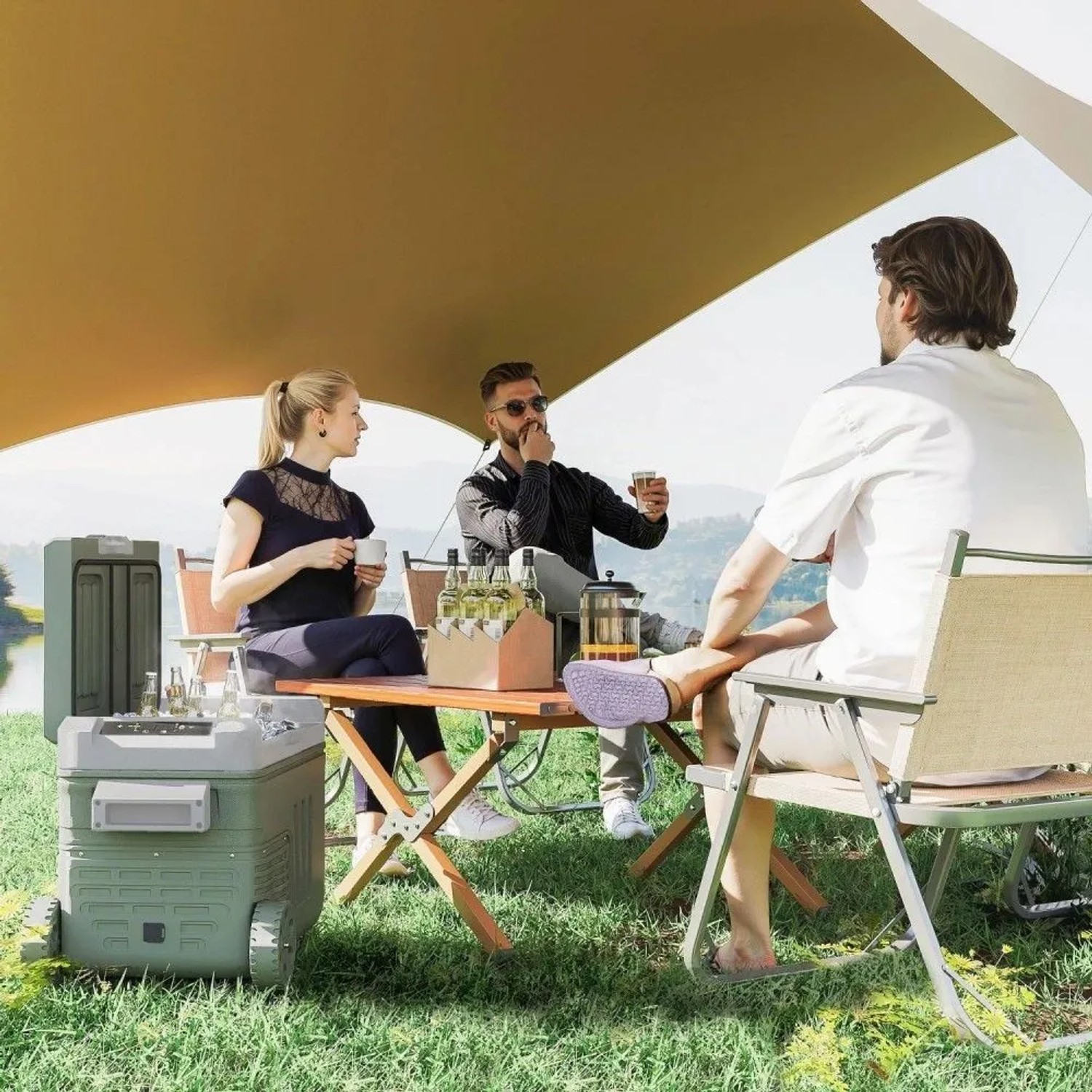 Grüne Outsunny Kühlbox aus Kunststoff mit Rädern, offen mit Getränken, beim Camping. Mobil für Ausflüge.