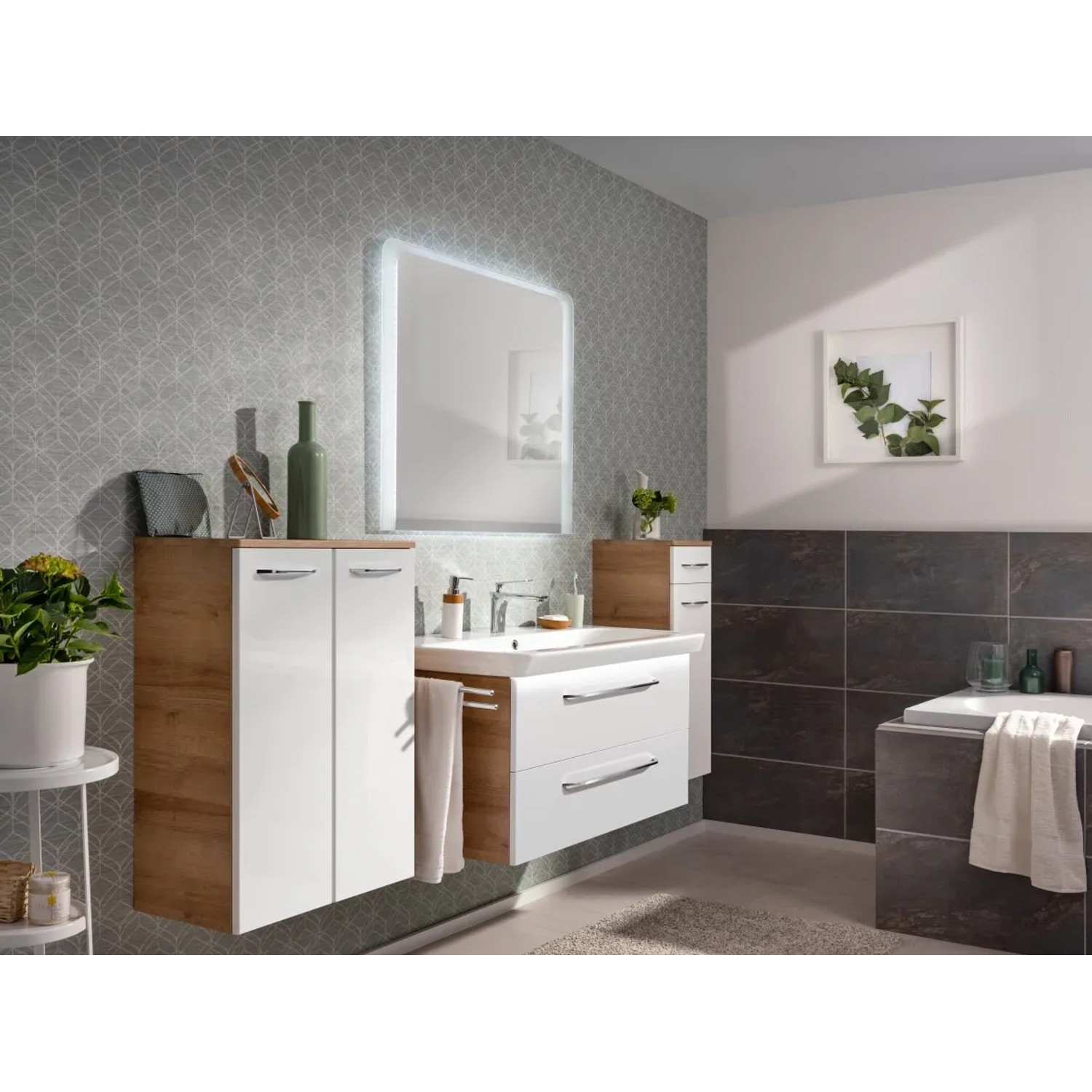 Fackelmann ConturaLight LED-Waschbeckenbeleuchtung (63,5 cm) im modernen Badezimmer.