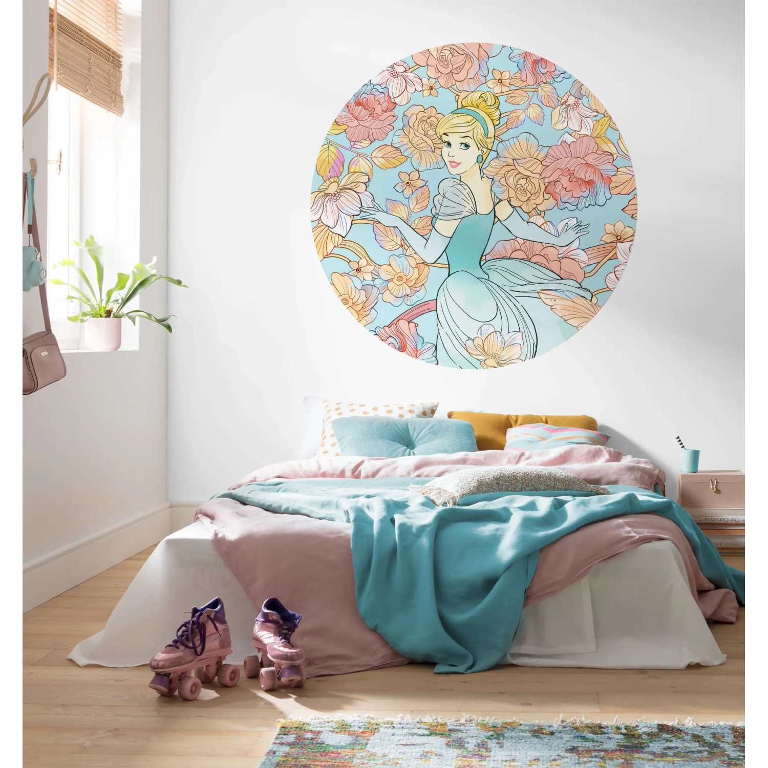 Runde, selbstklebende Vlies Fototapete „Cinderella Pastel Dreams“ mit Blumenmuster im Kinderzimmer.