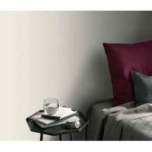 Beige Erismann Vliestapete ELLE Decoration Uni mit feiner Struktur im Schlafzimmer.