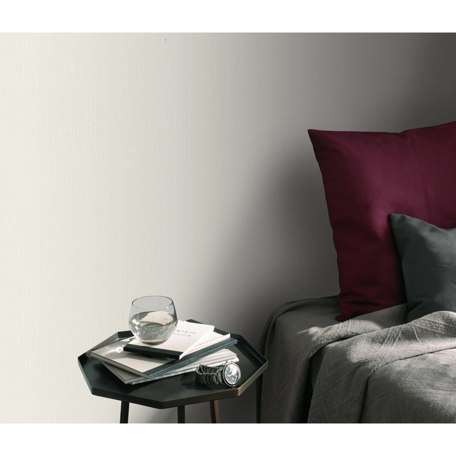 Beige Erismann Vliestapete ELLE Decoration Uni mit feiner Struktur im Schlafzimmer.