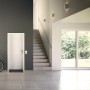 Weiße Wohnungseingangstür Klimaklasse 3 CPL mit Türgriff in modernem Eingangsbereich.