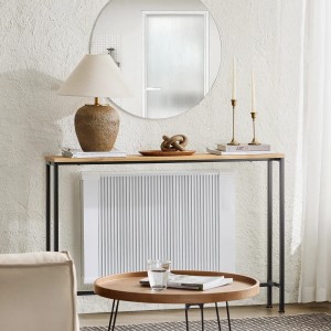 Schmaler SoBuy Konsolentisch Natur Schwarz aus Holz und Metall im Wohnzimmer, dekoriert mit Lampe und Büchern.