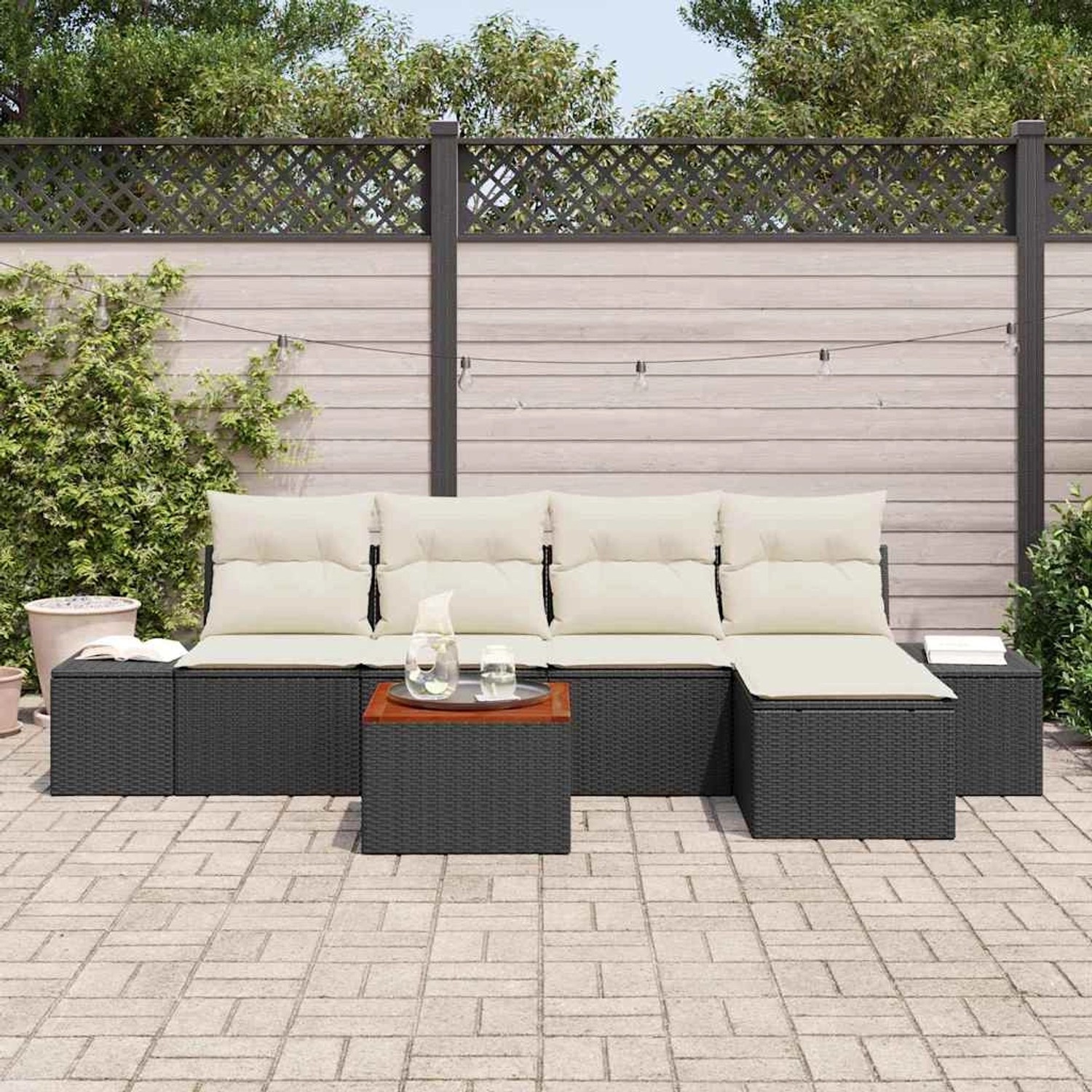 Schwarzes 6-tlg. Garten-Sofa-Set aus Poly Rattan mit Kissen und Tisch für den Außenbereich.