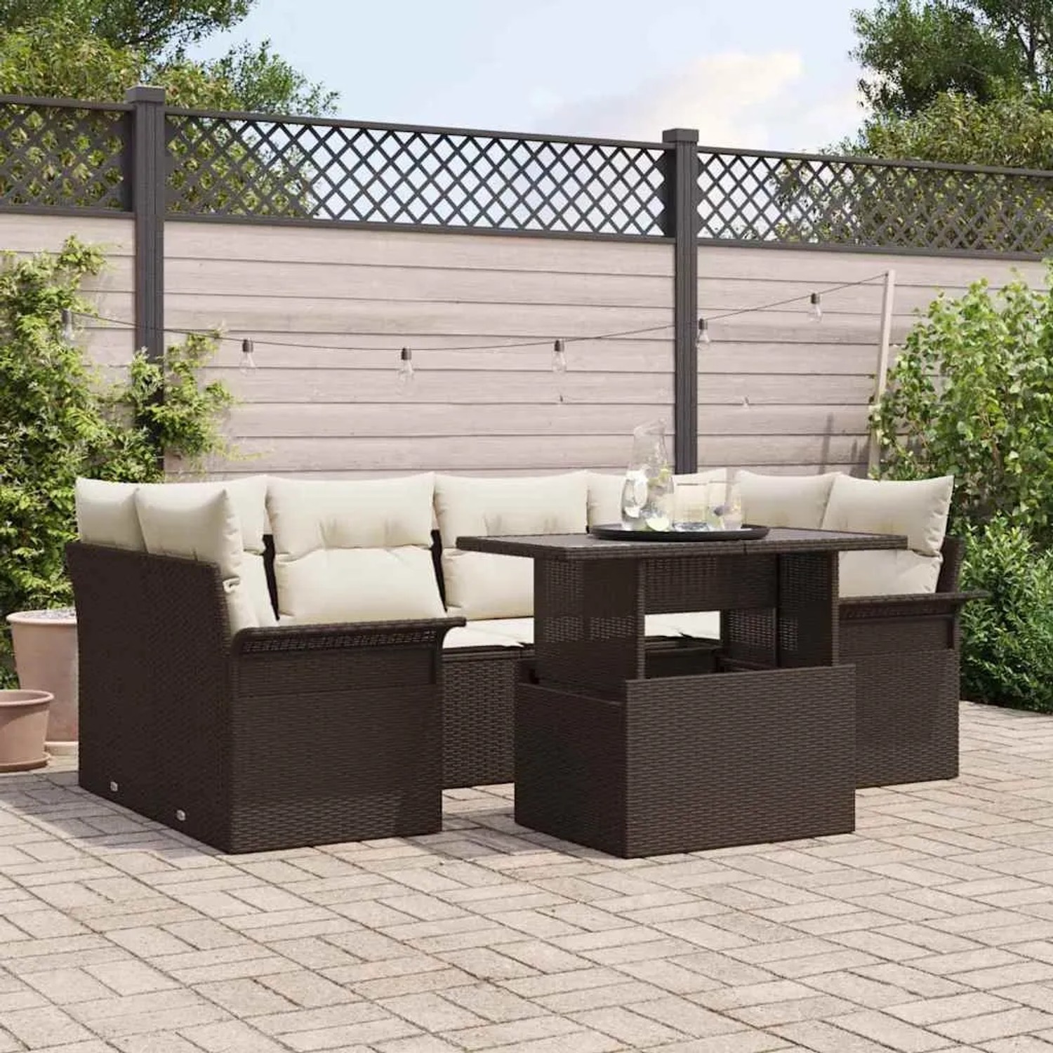 Braunes 7-teiliges vidaXL Garten-Sofa-Set aus Poly Rattan mit Kissen.