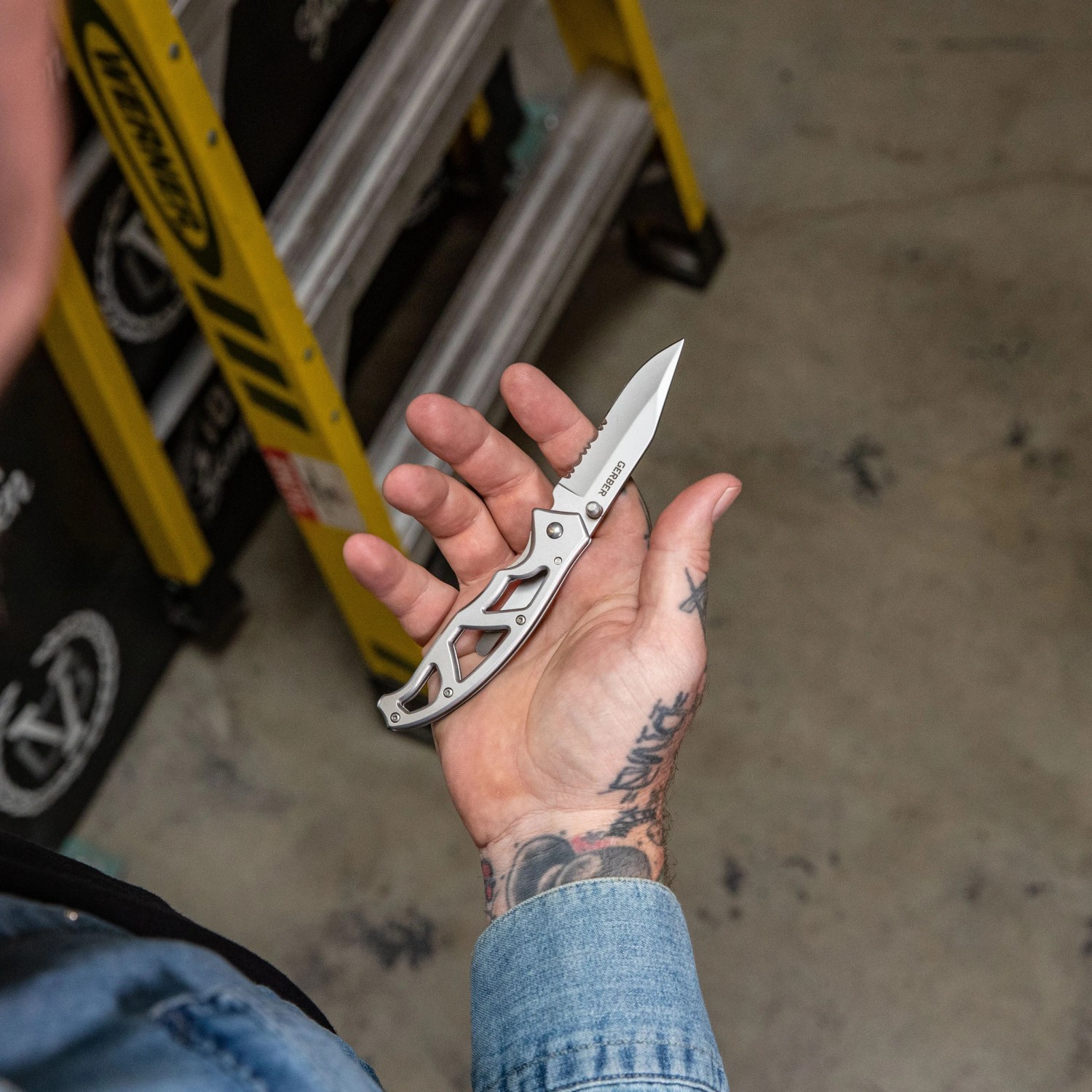 Gerber Paraframe I Klappmesser (7,6 cm) in Hand, Ganzstahl-Konstruktion, Frame-Lock-Verriegelung.