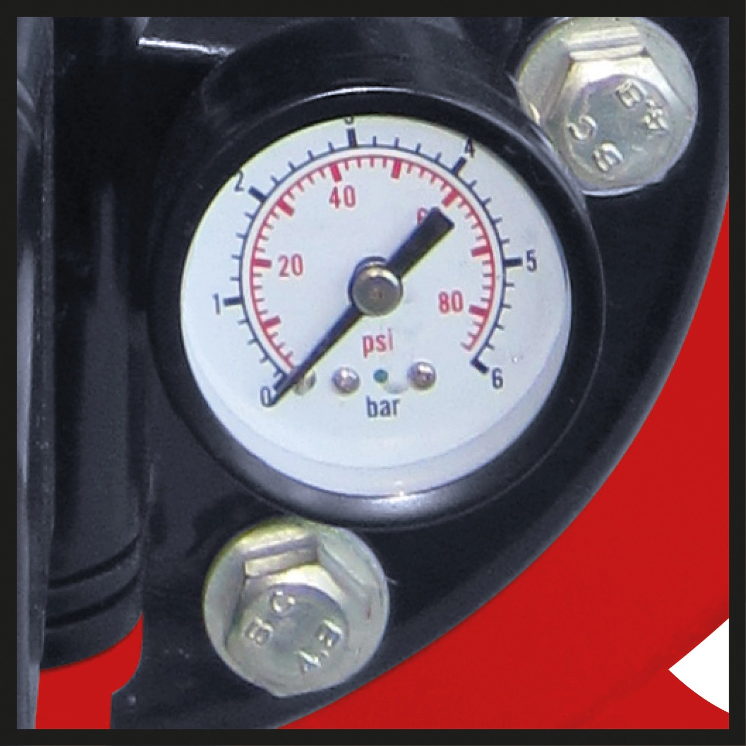 Detailaufnahme: Manometer des Einhell Hauswasserwerk-Set GC-WW 6538 zur Druckanzeige.
