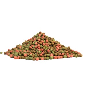 Haufen Kenkou Teichfutter Koi Power-Mix, 6 mm Pellets in Grün, Braun und Rot.