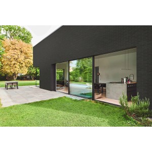 Modernes Haus mit Elabrick Verblender Glasgow in Anthrazit. Fassade und Gartenansicht.