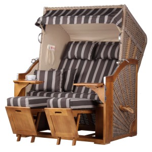 Zweisitzer Strandkorb Schleswig aus Pinienholz, Mokka-PE-Geflecht mit Streifenmuster, inklusive Zubehör.