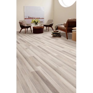 Helles Kaindl Comfort Laminat 7 mm Eiche in Holzoptik mit Maserung, verlegt im Wohnzimmer.