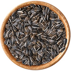 Sonnenblumenkerne für Wildvögel im Holzeimer, 2 kg Vogelfutter.