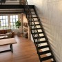 Schwarze Minka Raumspartreppe Flex Grid aus Metall mit Gitterroststufen im Industrial Design für Innenräume.