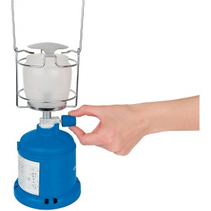 Campingaz Gaslaterne 206 L mit Hand am Regler, blaue Gaskartusche, Laterne mit Glasschutzgitter.