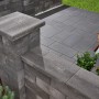 Kann Lindeza Mauer mit Abdeckplatte in Vulkananthrazit, modernes Steindesign für den Garten.
