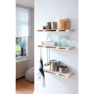 Kiefer Regalboden (80cm) im Paletten-Look an weißer Wand mit Deko.