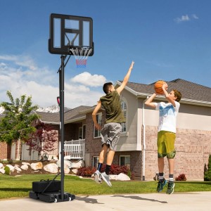 SPORTNOW Basketballkorb mit zwei spielenden Kindern im Garten.