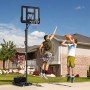 SPORTNOW Basketballkorb mit zwei spielenden Kindern im Garten.