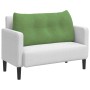 Hellgrünes Samt-Rückenkissen mit Knopfdetails auf weißem Sofa. Perfekt für Komfort & Stil.