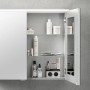 Fackelmann Spiegelschrank B.Perfekt, 100 cm, weiß, mit geöffneter Tür und diversen Badutensilien.