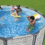 Bestway Stahlrahmen Pool mit Familie im Garten. Rund, grau, mit Poolleiter und Filter.