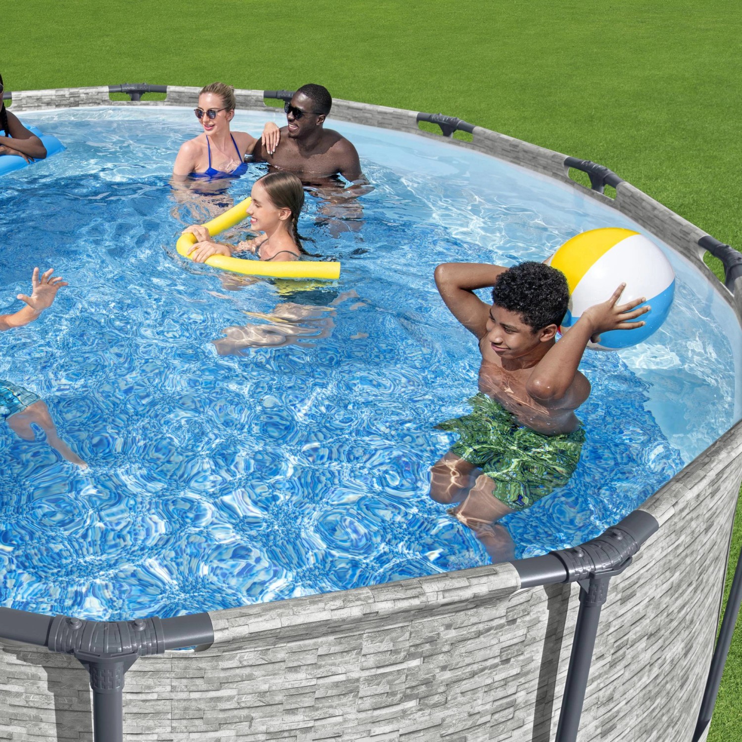 Bestway Stahlrahmen Pool mit Familie im Garten. Rund, grau, mit Poolleiter und Filter.