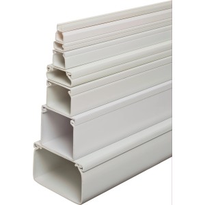 Weiße Mini-Kabelkanäle in verschiedenen Größen gestapelt. Kabelkanal für Innen- und Außenbereich.