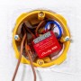 Shelly 1PM Mini Gen4 Smart-Relais, rot, in gelber Unterputzdose mit Verkabelung.