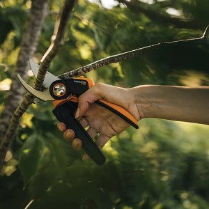 Fiskars Amboss-Gartenschere X-series P941 M schneidet Ast. Ergonomische Gartenschere für totes Holz.