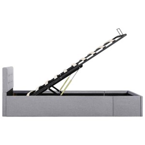 Geöffnetes, hellgraues Stauraumbett (90x200 cm) mit hochgeklapptem Lattenrost und Stoffbezug.