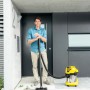 Kärcher Akku-Mehrzwecksauger WD 3 Battery Premium Set mit Mann beim Saugen von Glasscherben.
