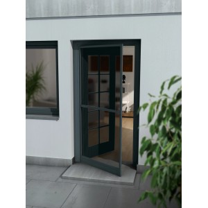 Geöffnete Insektenschutztür mit Alurahmen in Anthrazit, 100x215 cm, vor einer Terrassentür.