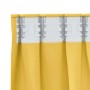 Senfgelber Polyester-Verdunkelungsvorhang mit sichtbarer Aufhängung und Faltenwurf. Ideal für Fenstervorhänge.