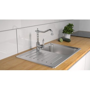 Verchromte Schütte Küchenarmatur Old Style auf Spüle montiert. Einhebelmischer mit nostalgischem Design.