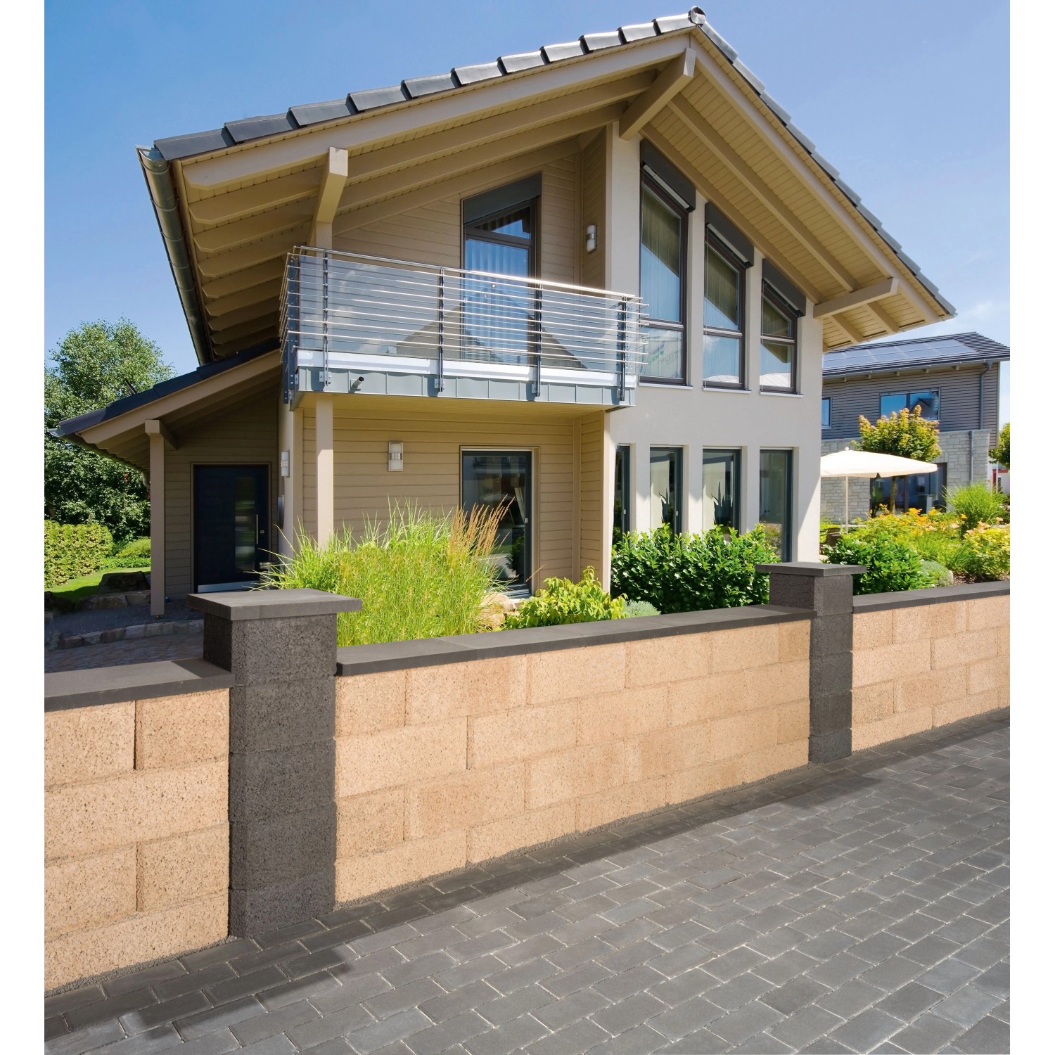 Planomur Normalstein Mediteran: Mauersystem mit mediterranem Flair für Garten- und Grundstücksbegrenzung.