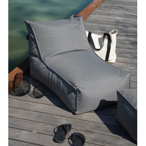 Grauer mokebo Outdoor Sitzsack Sundowner mit Hocker auf Holzdeck.