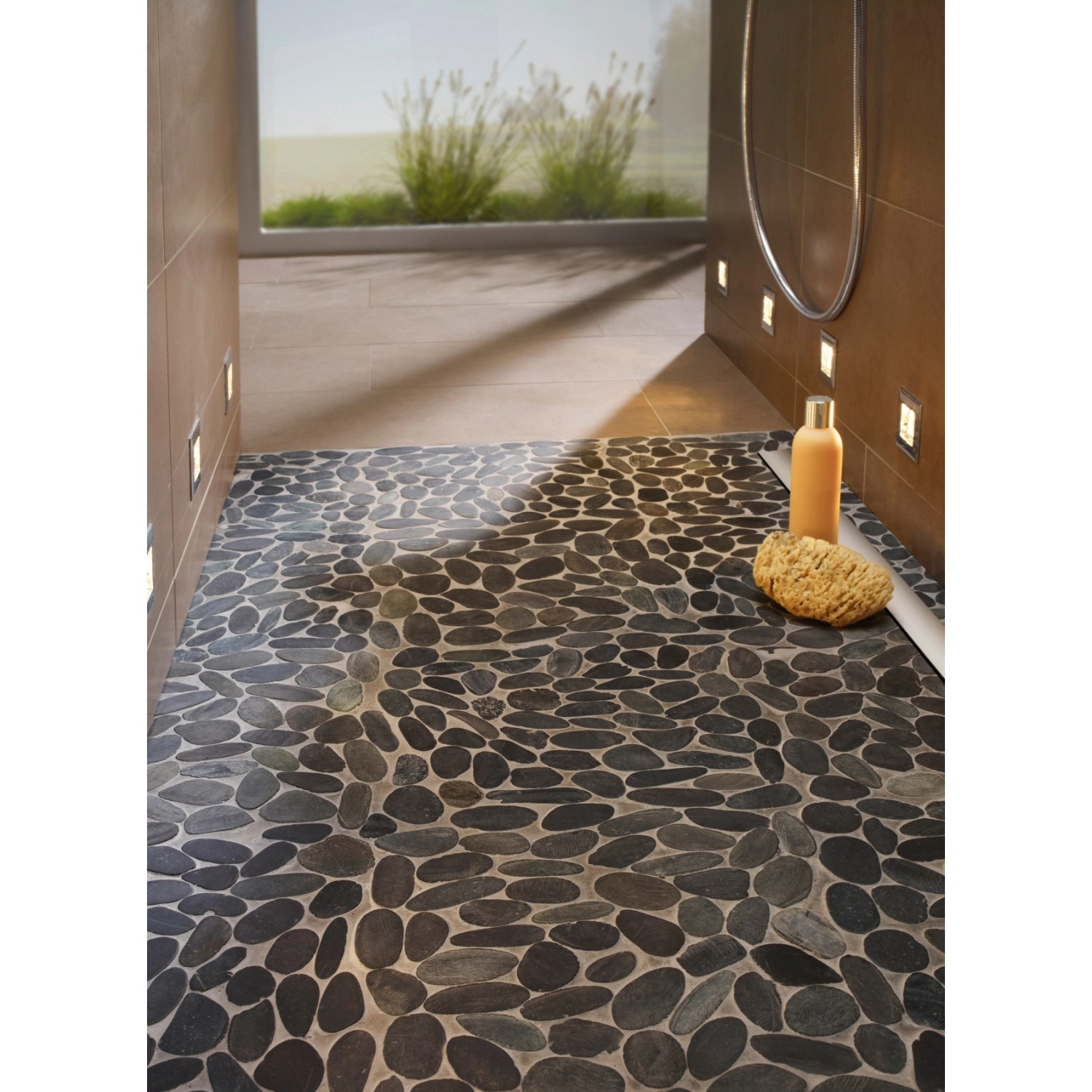 Schwarze, matte Mosaikmatte aus Flusskiesel (30x30 cm) im Badezimmer.