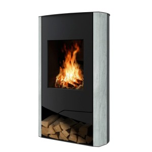 Wamsler Kaminofen N-Line Naturstein Schwarz, mit Holzscheiten im unteren Fach und brennendem Feuer im Brennraum.