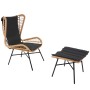 2-teiliges Poly-Rattan Lounge-Set: Sessel mit Hocker und anthrazitfarbenen Kissen.