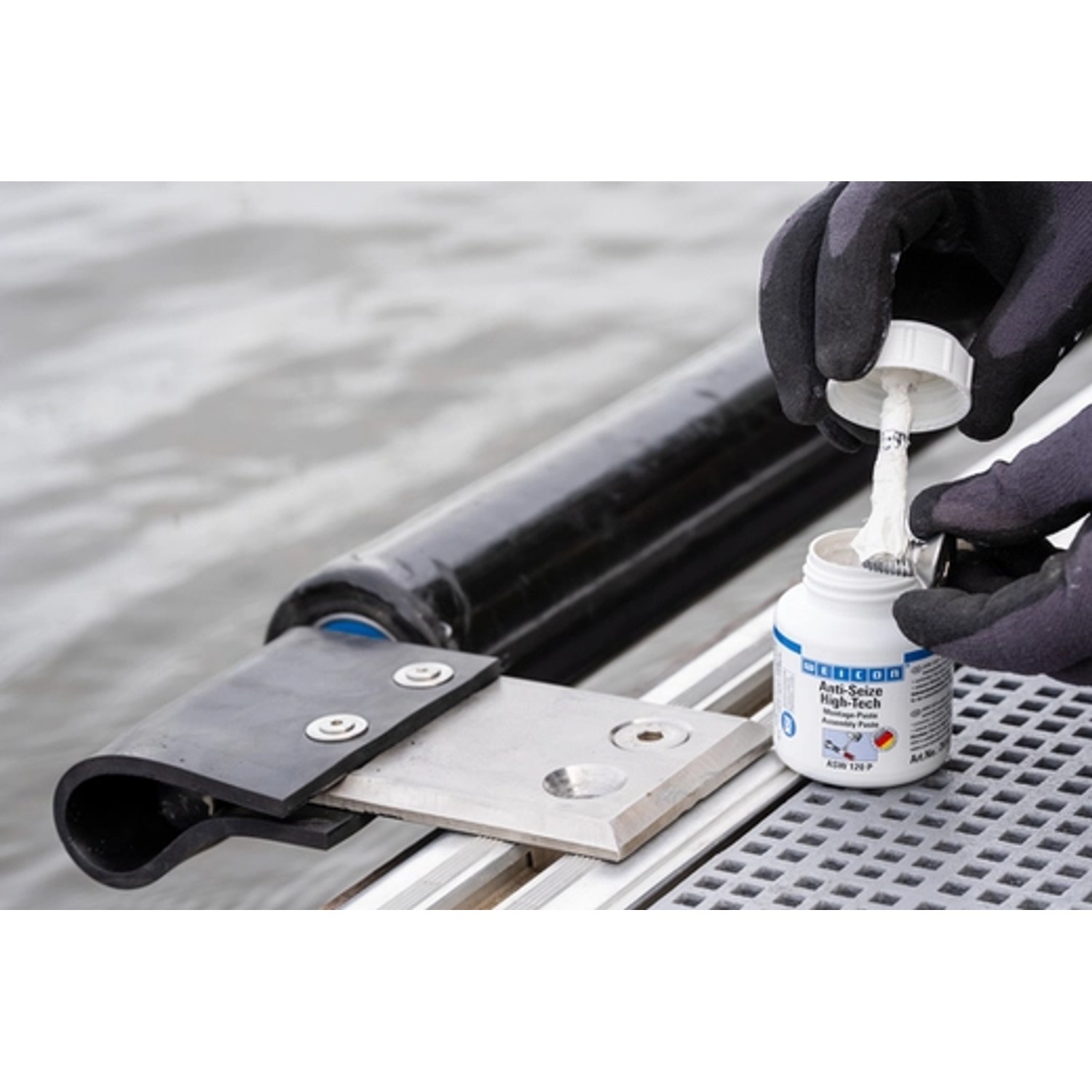 WEICON ASW 85 Anti-Seize Montagepaste wird aufgetragen. Schmierstoff für Korrosionsschutz.