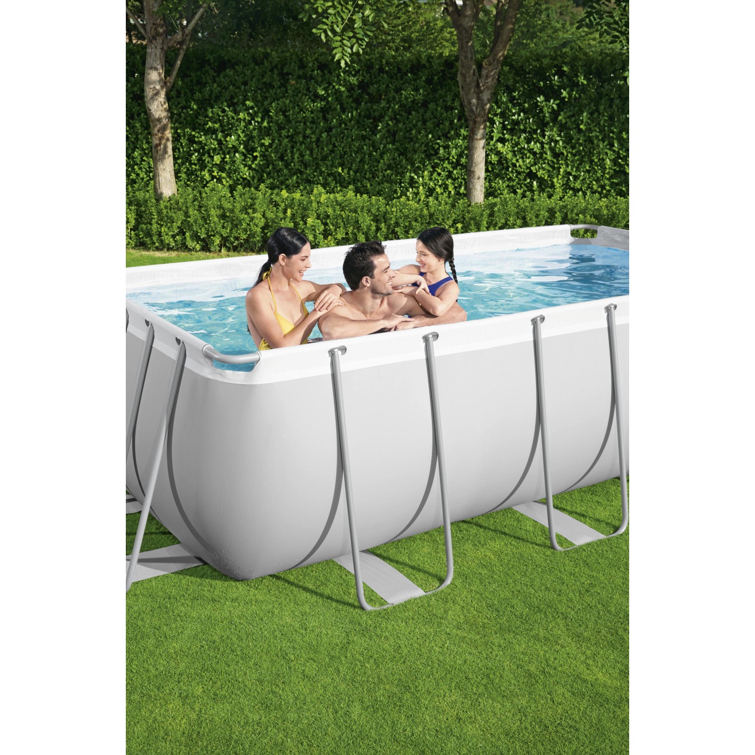 Bestway Frame Pool-Set Power Steel, 412x201x122 cm, lichtgrau, mit Familie im Garten.