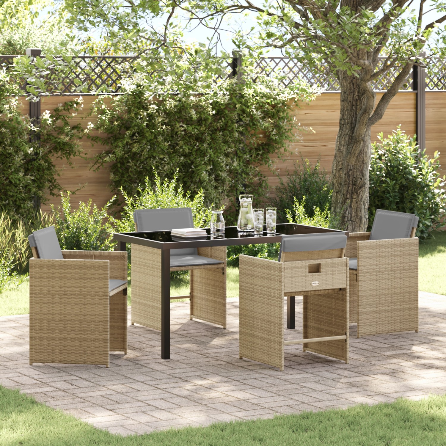 5-teiliges Garten-Ess-Set aus beigem Poly Rattan mit Tisch und Stühlen mit grauen Kissen.