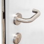 Detailansicht: Weiße Splendoor Haustür Berlin Prime mit Edelstahl-Griff und Schloss.