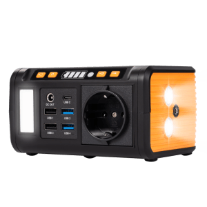 Kompakte Technaxx MINI Powerstation TX-205+ in Schwarz/Orange mit USB, AC-Anschluss, leuchtendem LED-Panel und Taschenlampe.