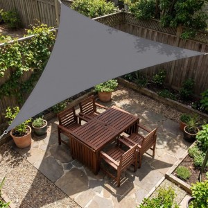 Anthrazitfarbenes dreieckiges Sonnensegel aus Polyester spendet UV-Schutz und Schatten auf Terrasse & Garten.