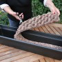 Floraworld Wasserspeichermatte wird mit einer Schere für einen Blumenkasten zugeschnitten.