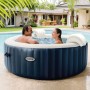 Intex PureSpa Plus aufblasbarer Whirlpool mit Personen im Garten.