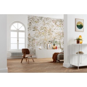 Wohnraum mit Komar Fototapete Vlies Golden Feathers, goldene Blätter auf weißem Grund.